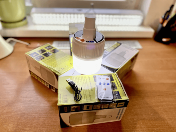 Лампа на солнечной батарее, светодиодная на аккумуляторах. Светильник.