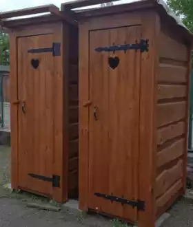 Деревянный уличный туалет