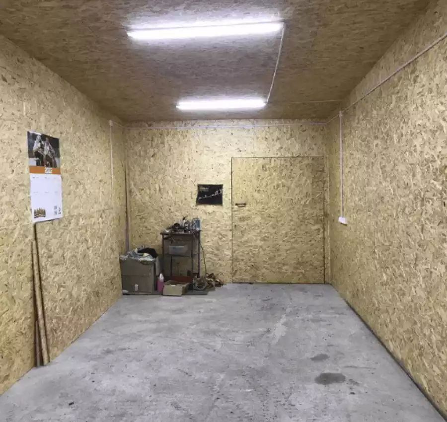 Продам гараж 3,310м на Оболоні, утеплений, скважина, зона для барбекю