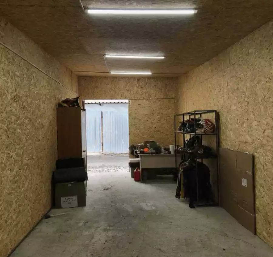 Продам гараж 3,310м на Оболоні, утеплений, скважина, зона для барбекю 3