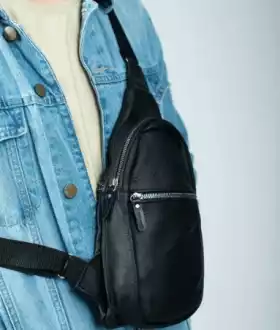 Сумка мужская кожаная слинг через плечо / нагрудная 016