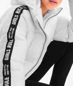 C&A фірмова объемная куртка белая р.s