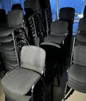 Робочі місця стільці контакт центр крісла столи монітори футбол