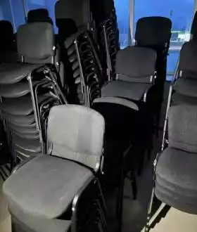 Робочі місця стільці контакт центр крісла столи монітори футбол