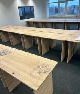 Крісла стільці столи офісні