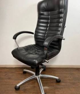 Крісла керівника столи стільці тумби монітори комп’ютери