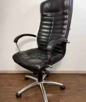 Крісла керівника столи стільці тумби монітори комп’ютери