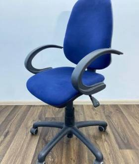 Крісла сітка керівника тумби монітори комп’ютери столи стільці