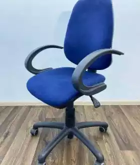 Крісла сітка керівника тумби монітори комп’ютери столи стільці