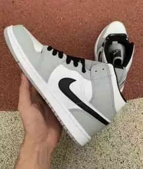 Кроссовки Nike Air Jordan 1 Mid Light Smoke Grey женские AJ1 серые мид