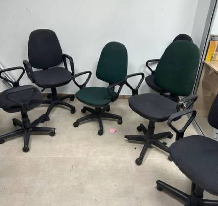 Крісла стільці столи офісні