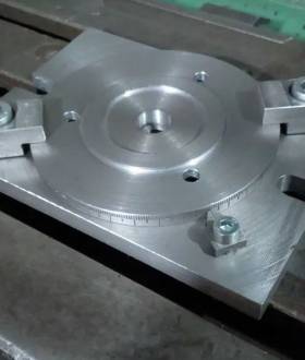 Маленький поворотный столик под 80 мм патрон