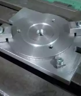 Маленький поворотный столик под 80 мм патрон