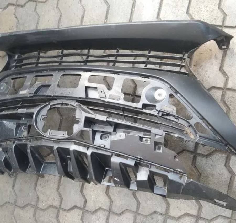 53101-47040 Toyota prius рëшетка радиатора 2